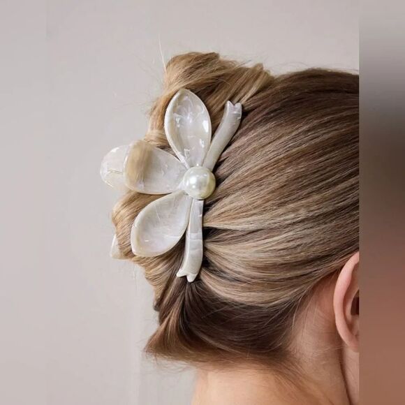 Anthropologie Accessories - Pearl flower Hair Clip #1561